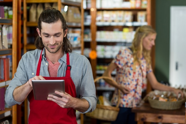 Personnel masculin à l'aide d'une tablette numérique