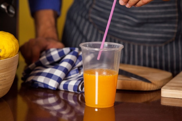 Personnel masculin mettant de la paille dans un verre