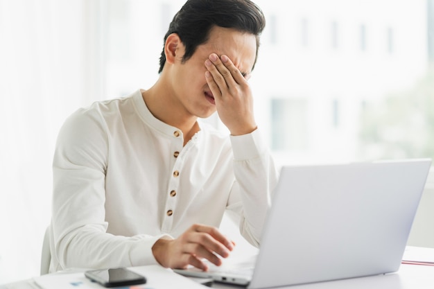 Le personnel masculin se sent sous pression et fatigué au travail