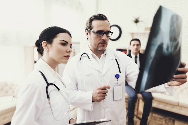 Photo le personnel médical est un médecin et une infirmière.