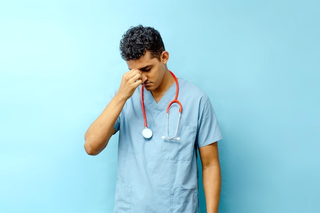 Personnel médical masculin latino-américain déçu et stressé concept de fatigue