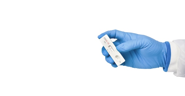 Personnel médical montrant le résultat du test négatif Covid-19 du kit de test rapide d'antigène sur fond blanc et espace de copie, concept de protection infectieuse du coronavirus