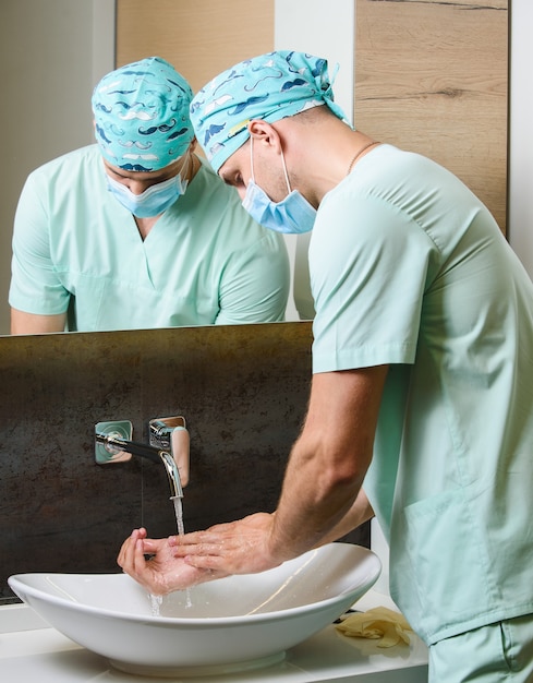 Le personnel médical se lave les mains