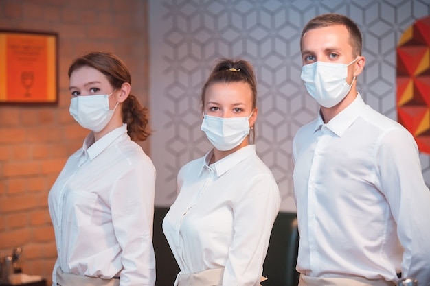 Personnel portant des masques médicaux