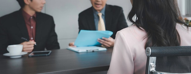 Le personnel des ressources humaines entretient des candidats pour un emploi