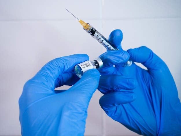 Personnel de santé préparant le vaccin covid 19