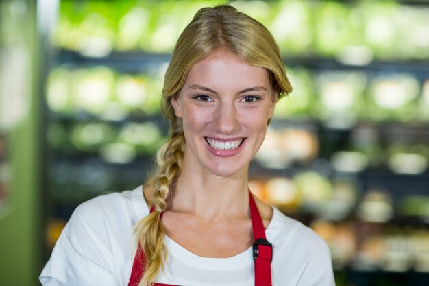 Photo personnel souriant en supermarché