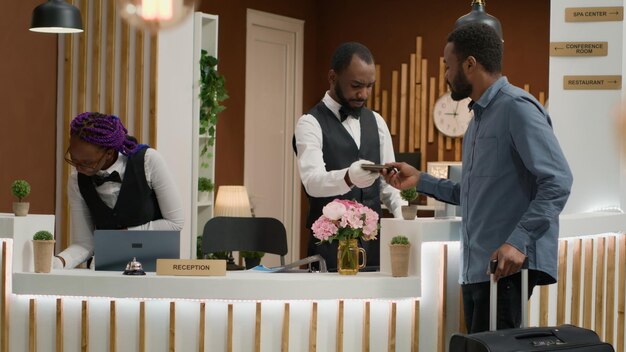 Personnel vérifiant les papiers d'identité des invités