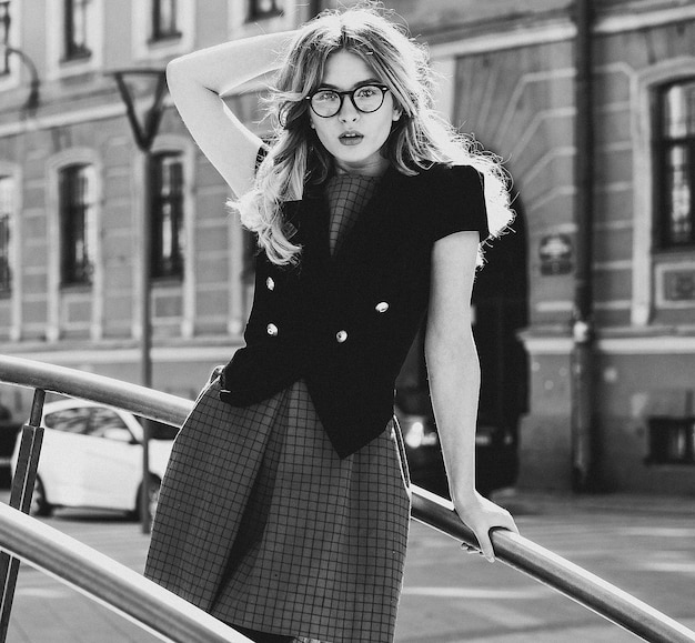 Personnes abd concept de mode jeune femme dans la ville heure d'été photo noir et blanc