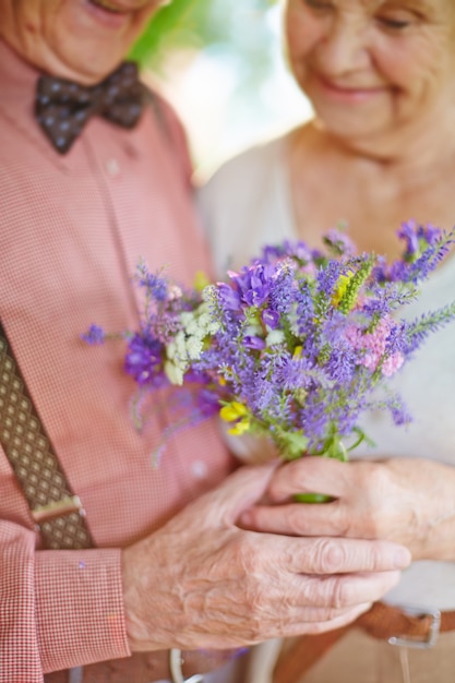 les personnes âgées aiment saison vieux