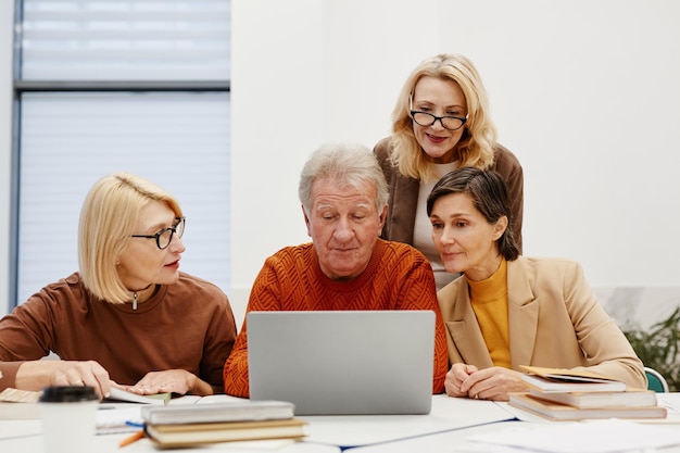 Les personnes âgées apprennent à utiliser un ordinateur portable