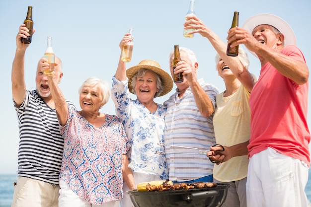 Personnes âgées ayant un barbecue