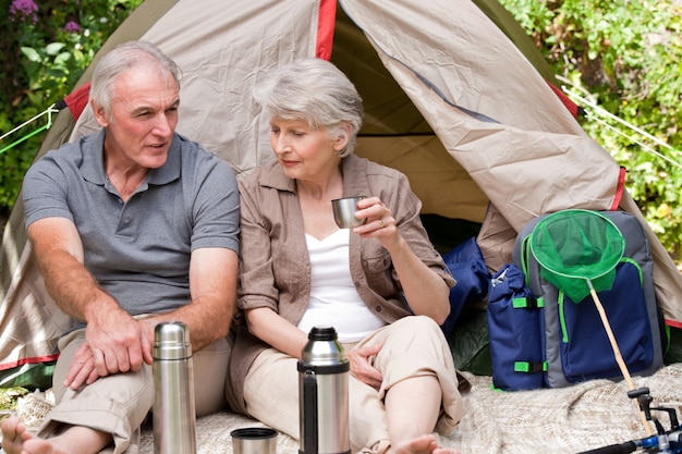 Personnes âgées camping dans le jardin