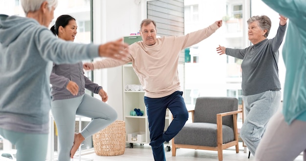 Les personnes âgées en classe de yoga fitness et étirement avec bonheur bien-être et retraite exercice de santé et réchauffer les femmes et l'entraînement avec les soins aux personnes âgées et la pleine conscience zen et la vitalité dans le gymnase