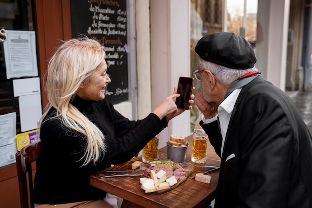 Photo personnes âgées à coup moyen avec smartphone