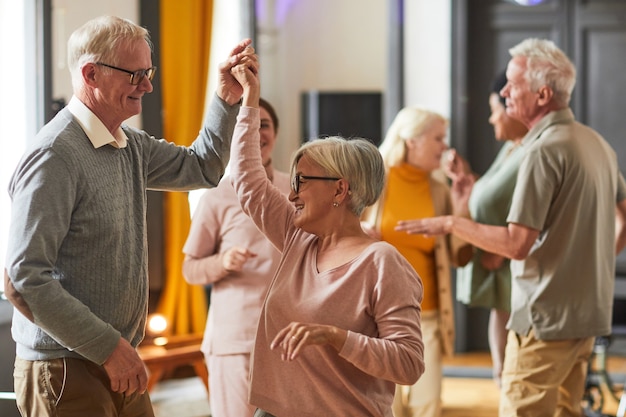 Personnes âgées dansant en maison de retraite