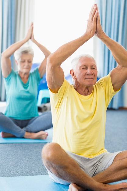 Personnes âgées, exécuter, yoga