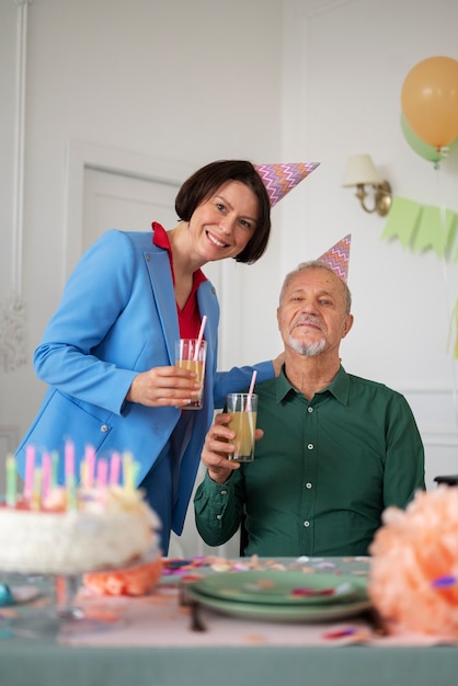 Photo les personnes âgées fêtent leur anniversaire