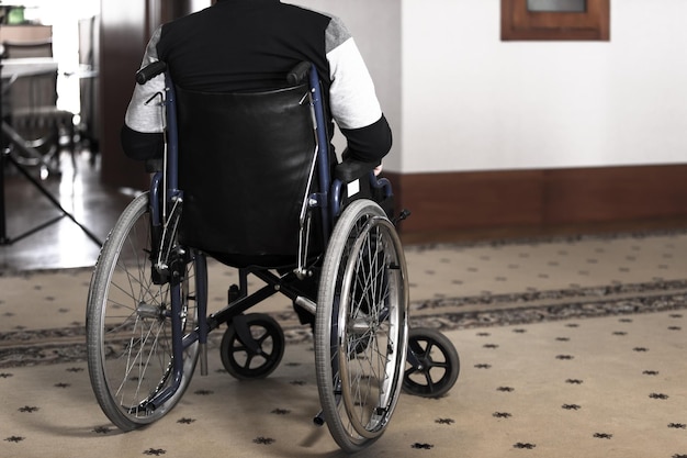 Photo personnes âgées handicapées assises dans un fauteuil roulant