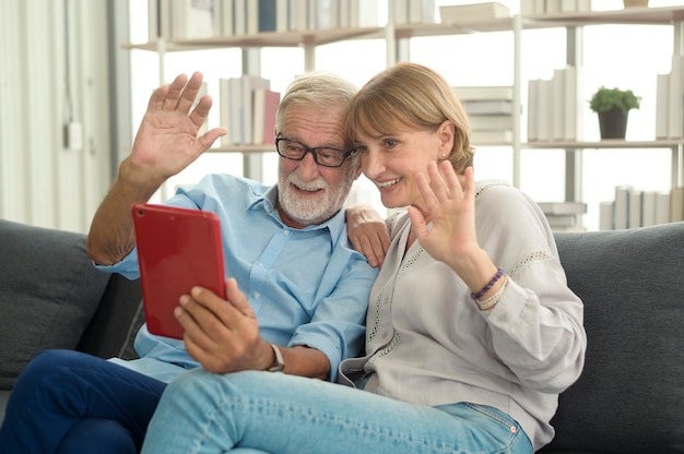 Les personnes âgées heureuses du Caucase appellent par vidéo leur famille ou leurs amis, se détendent à la maison, sourient des grands-parents retraités en bonne santé, concept technologique des grands-parents plus âgés