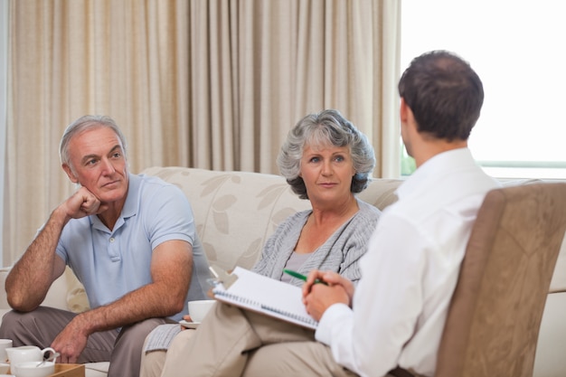 Personnes âgées avec un homme d&#39;assurance