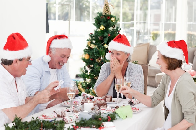 Personnes âgées le jour de Noël à la maison