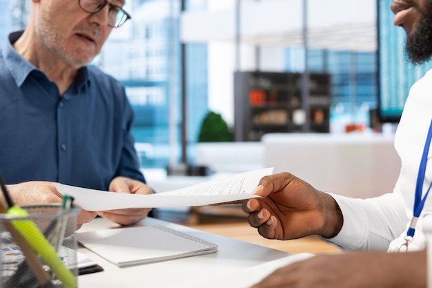 Personnes âgées obtenant le contrat bancaire avec option de régime de retraite