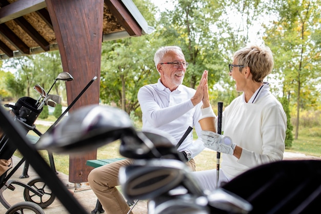 Personnes âgées positives prêtes pour la formation de golf