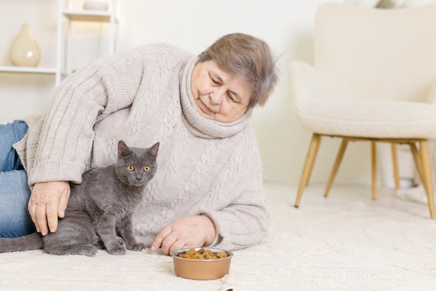 Les personnes âgées prennent soin des chats et en profitent à la maison