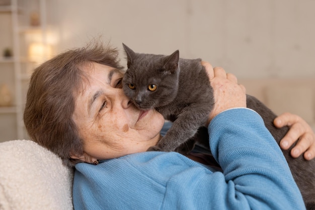 Les personnes âgées prennent soin des chats et en profitent à la maison