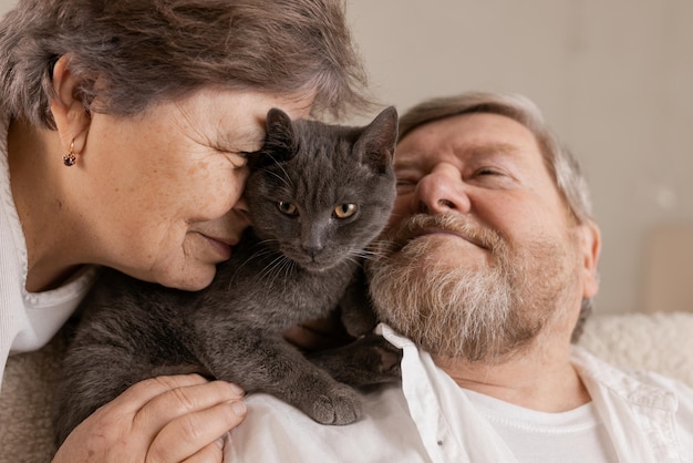 Les personnes âgées prennent soin des chats et en profitent à la maison