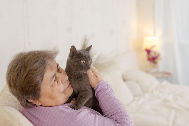 Les personnes âgées prennent soin des chats et en profitent à la maison