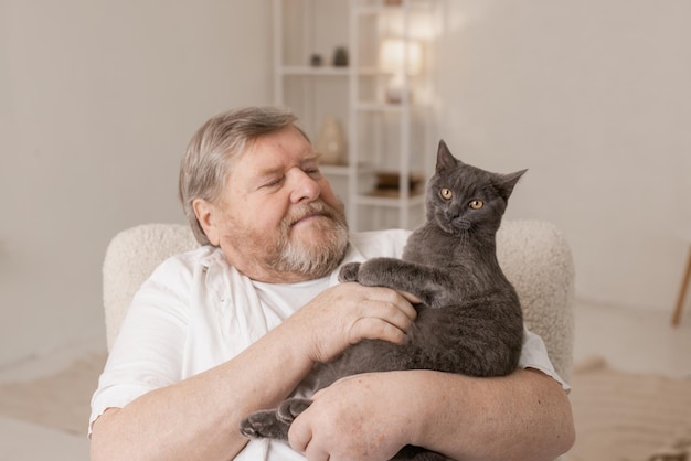 Les personnes âgées prennent soin des chats et en profitent à la maison