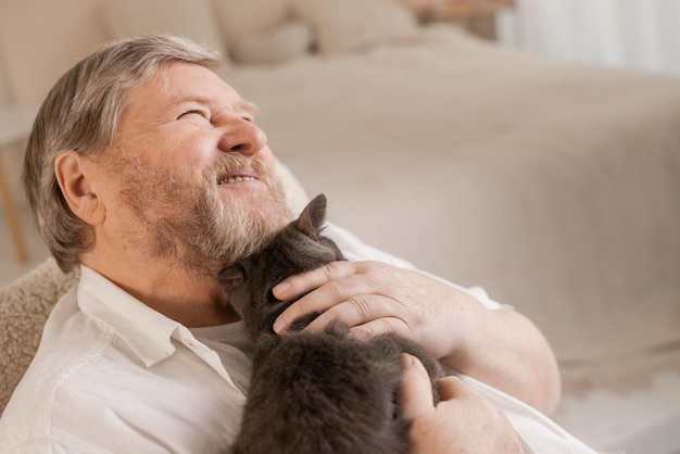 Les personnes âgées prennent soin des chats et en profitent à la maison