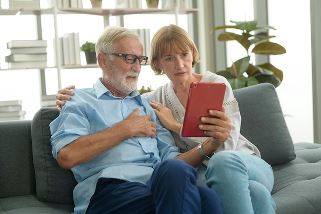 Les personnes âgées de race blanche sont des appels vidéo avec un médecin, télésanté, concept de technologie de soins de santé