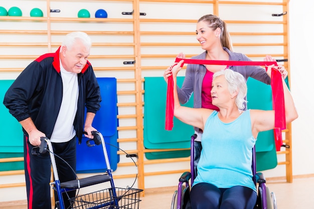 Photo personnes âgées en réadaptation physique