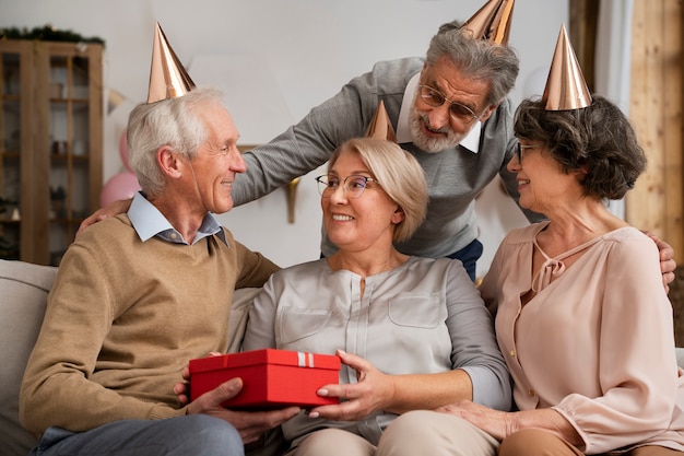 Personnes âgées s'amusant à la fête