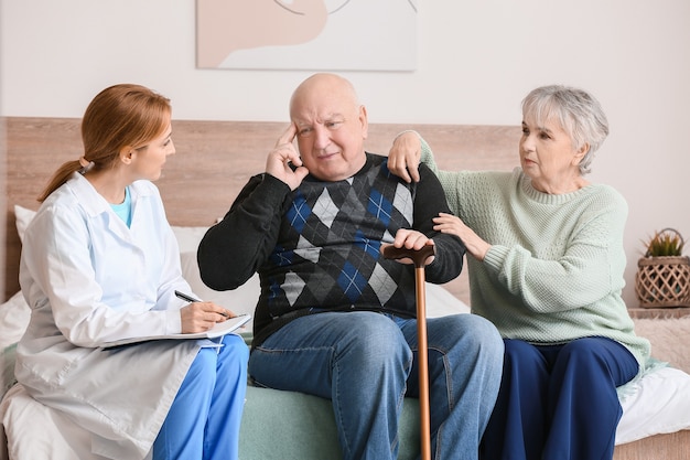 Personnes âgées souffrant de handicap mental et médecin à domicile