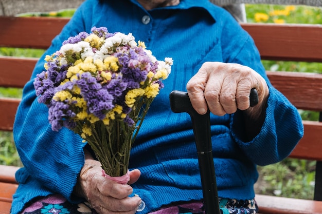 Les personnes âgées soutiennent les organismes de bienfaisance pour les personnes âgées