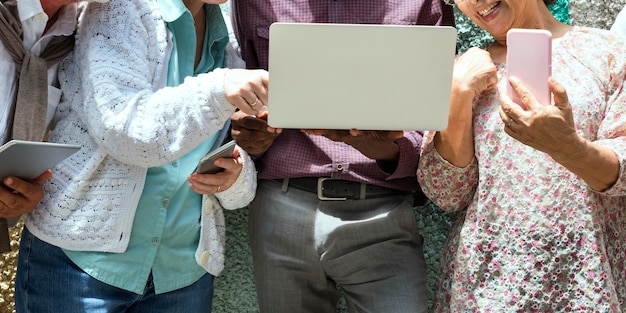 Photo personnes âgées utilisant des appareils numériques