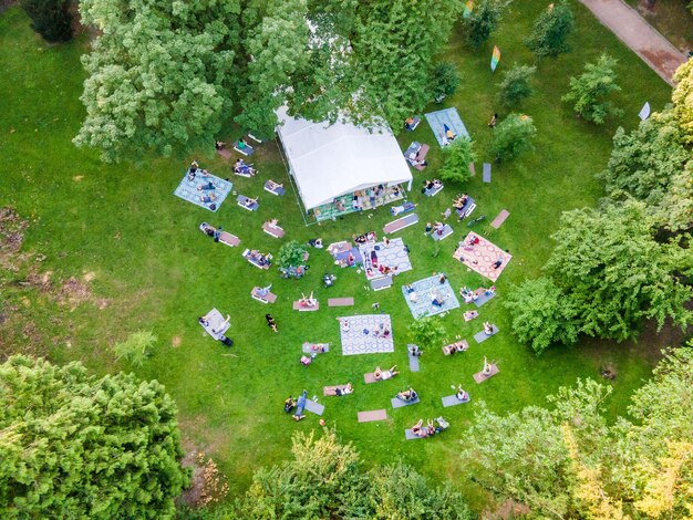 Personnes allongées dans un parc public de la ville