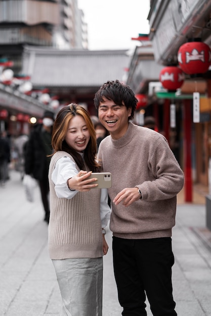 Photo les personnes appréciant la cuisine de rue japonaise