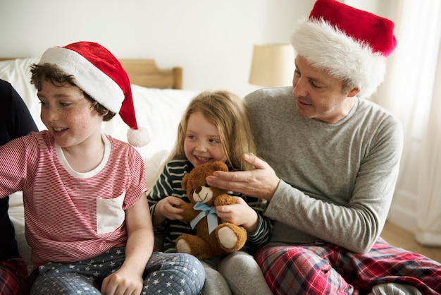 Personnes appréciant les vacances de Noël