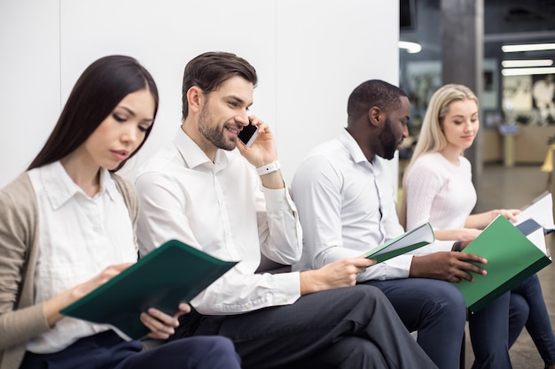 Personnes en attente d'un concept d'entretien d'embauche