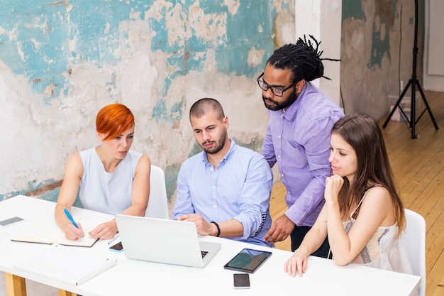 Photo personnes au bureau