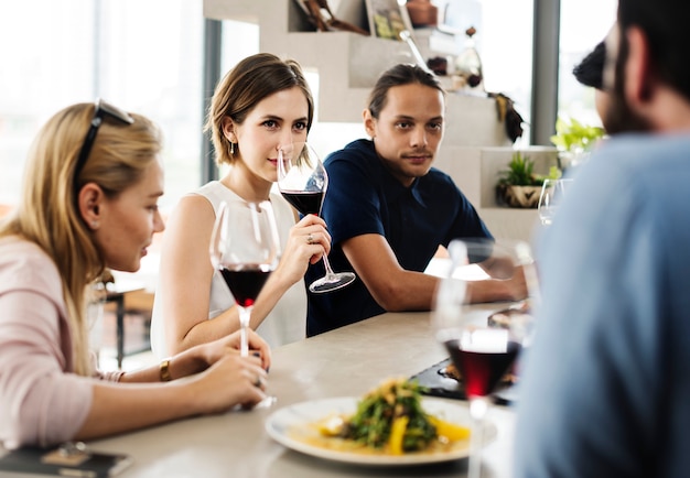 Personnes ayant un repas ensemble au restaurant