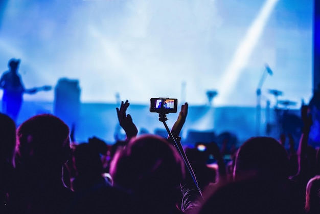 Réflexion Des Effets De La Lumière Au Téléphone Portable à Un Concert  (Gadge Image stock - Image du discothèque, musique: 75190241