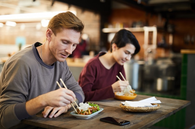 Les personnes bénéficiant d'une cuisine asiatique au café