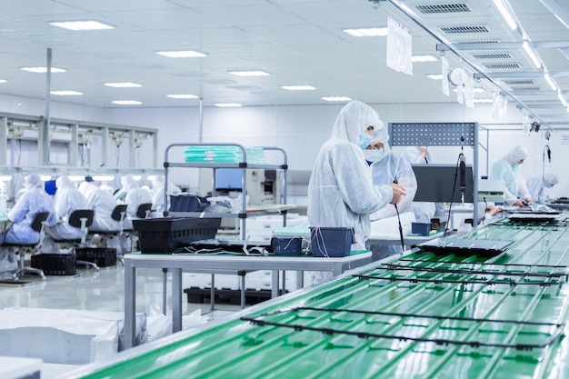 Personnes en blanc isolant des costumes travaillant en laboratoire