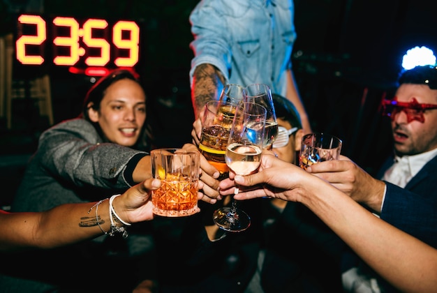 Photo personnes célébrant une fête